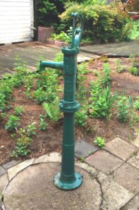 Brunnen mit Schwengelpumpe